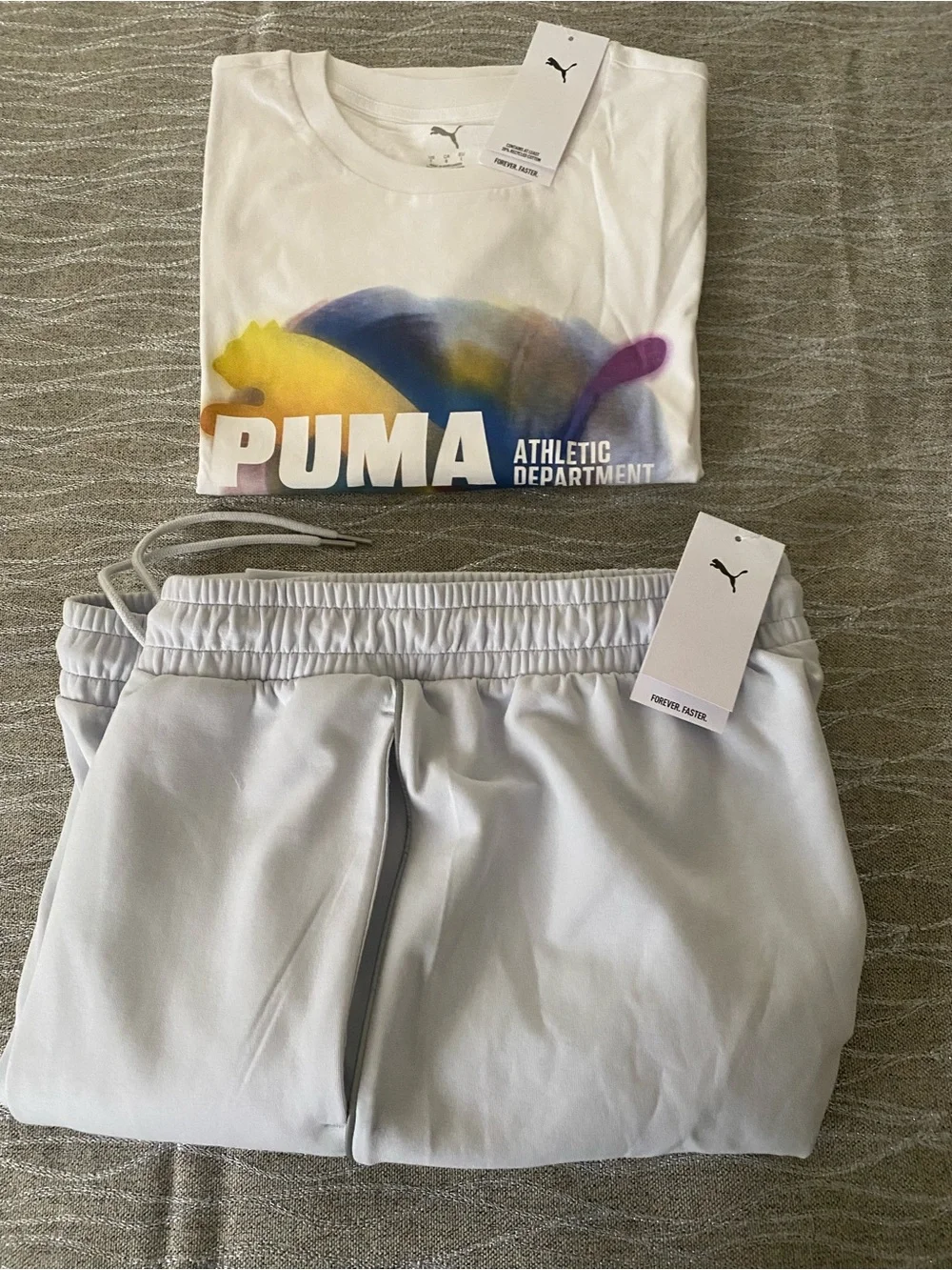 PUMA Bundle, sweat pants and tee shirt - Picture 3 of 8
